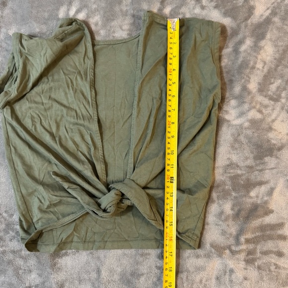 Wilfred Olive Tie-Front Crop Top
#1240 - Picture 3 of 5